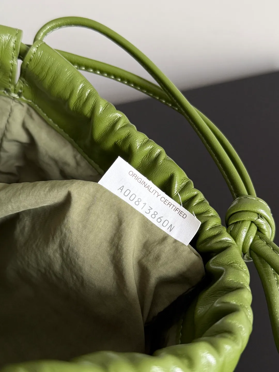 Batch 1560 Armpit bags have become a fashionable item that every girl has in their hands in recent years🛍️. The elegant and simple style has won the love of many people of different ages. However, there is an unavoidable trouble with armpit bags, that is, the capacity is too small, and BOTTEGA VENETA’s new Dustbag Considering people's travel needs, the capacity of garbage bags has been greatly upgraded. Folding umbrellas, water cups, and girls' makeup powder and lipstick can all be accommodated. It is very light and resistant to dirt. Even if you have a lot of things when traveling, it can reduce the burden to a certain extent. The shoulder straps are buckled and can be changed at will. It can be used for hand holding or as the liner of a large bag. After the drawstring is drawn, it looks like a cloud bag. It is very suitable for concave styling when traveling in summer🙋🏻‍♀️ Style number: 796728 Size: 32*23*1cm